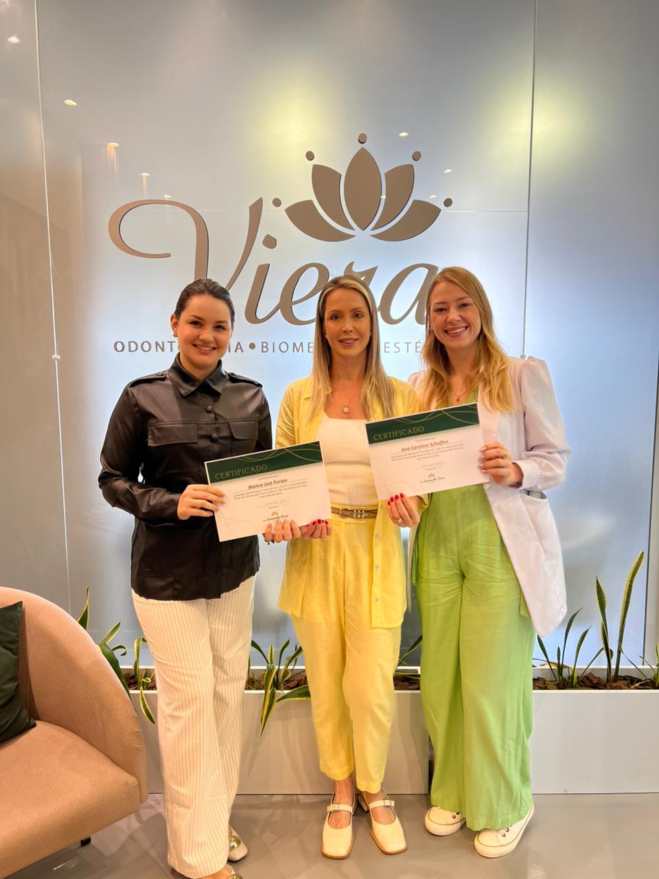 Dra. Emanuelle Viera com alunas da Imersão Instituto Viera